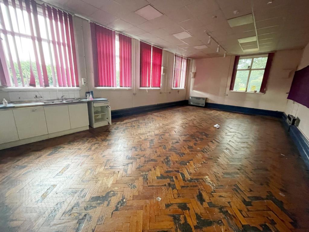 Lot: 41 - SUBSTANTIAL TOWN CENTRE PREMISES WITH POTENTIAL - internal room example 1